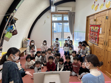 みんなでひなまつりの歌を歌ったり、おひなさまの出し物を見て楽しみました。
