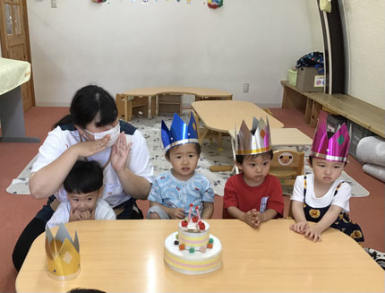 今日は6月生まれのお友達のお誕生日会をしました。みんなから♪ハッピーバースデー♪の歌とケーキのプレゼント。お誕生日おめでとう！