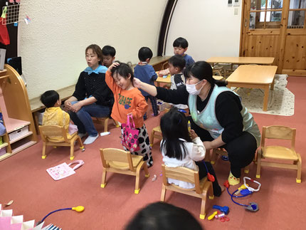 ほしぐみさんは大好きな「お医者さんごっこ」をしました。子どもたちがお医者さんになって先生を診察してくれました。