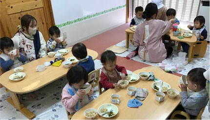 とりめしは大人気のメニューで「おにくのごはん！」「おいいしい！」と嬉しそうに食べていました。
