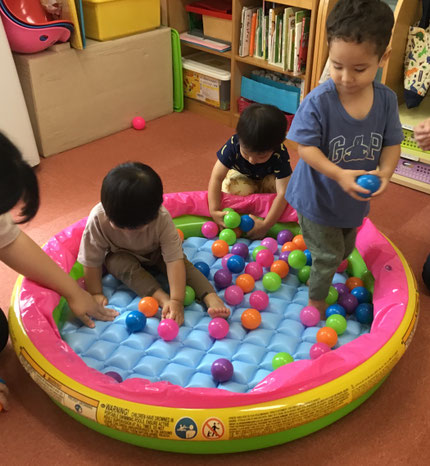 プールの中はぷよぷよしていて気持ち良いよ。ボールも良いけどやっぱり、水のプールが待ち遠しいですね。