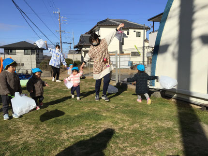 今日、そら組さんと、ひかり組さんは、凧揚げ遊びをしました。風の強い日でしたが、その風に乗って、凧が綺麗に吹かれていました。テラスの端から端へと何度も走って楽しんでいました。