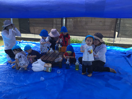 今日は色水遊びをしました。カラフルな色水をカップに入れて、嬉しそうに混ぜ合わせていました。