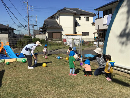 今日は秋晴れのいいお天気でした。そらぐみさんとひかりぐみさんはボールで遊びました。