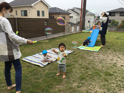 ひかりぐみさんと、ほしぐみさんは滑り台とシャボン玉で遊びました。シャボン玉を追いかけてテラスを元気に走り回っていました。