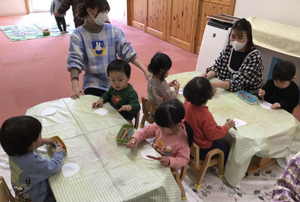 ひかりぐみさんはクレヨンで遊びました。「あか！」「あおがいい！」と好きな色を選んで雛人形の着物を塗っていました。