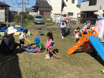 ひかりぐみさんと、そらぐみさんは滑り台とフラフープで遊びました。フラフープをどんどん重ねて真ん中に入って楽しんでいる子もいました。