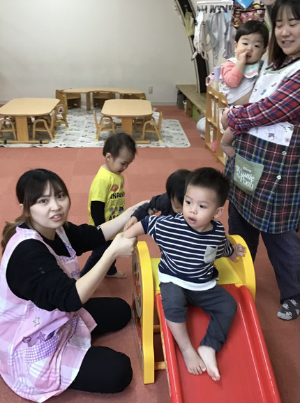 滑り台も大人気で、「じゅんばん！じゅんばん！」と言いながら何回も並んで滑っていました。