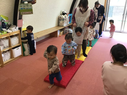 今日は、そらぐみさんとひかりぐみさんはふわふわのマットで遊びました。カサカサ音がしたり、ふわふわしたりいろいろな触感のマットの上を楽しそうに何回も渡っていました！