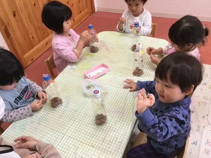 その後、ペットボトルにシールを貼りました。シールの柄を見て「ボタン！」「お花！」と選んだシールの柄を教えてくれながら貼っていましたよ。いい音が鳴ったかな？