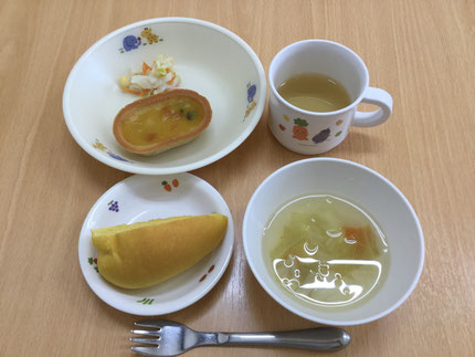 今日は、お給食の様子を紹介したいと思います。メニューは、●にんじんパン●かぼちゃグラタン●マカロニスープ●コールスローサラダです。