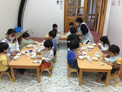 「さっき、おにきたよね！」「こわかったよね！」「このおにはわらってるね！」と豆まき会を思い出しながら楽しそうに食べていました。