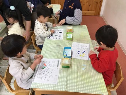 友達と一緒に考えながら貼る姿もみられました。みんなで素敵なひなかざりができました。