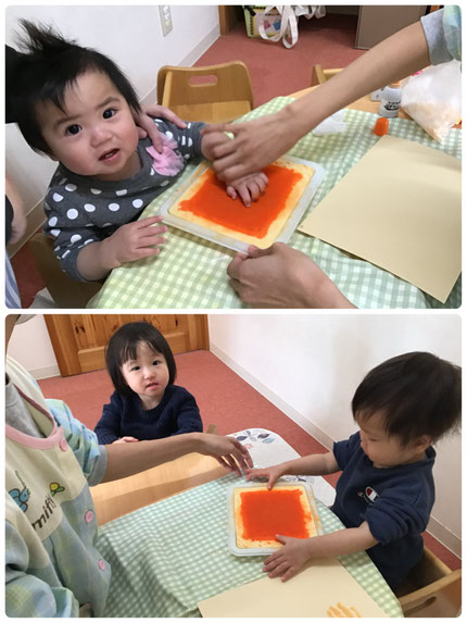 そらぐみさんは手形スタンプを押して遊びました。スタンプ台の不思議な触感にみんな興味津々。かわいい手形が取れました。素敵なクリスマス帽子ができそうです！