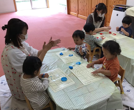 粘土で何ができるかな？ちぎったり、伸ばしたりしてみました。いろいろな形になりました。