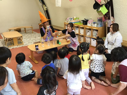 お楽しみ会は、先生が「色水マジック」の出し物をしてくれました。