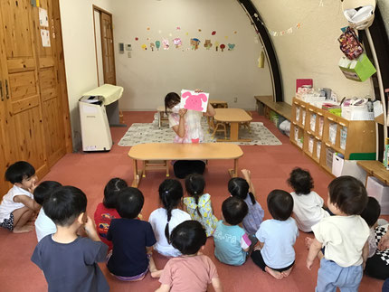 お楽しみ会は、先生がお誕生日のプレゼントの出し物をしてくれました。