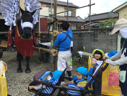 「大きいね！」「かわいいね！」と夢中で見ていました。「何を食べるの？」「葉っぱだよ。」とお兄さん達に教えてもらっていました。