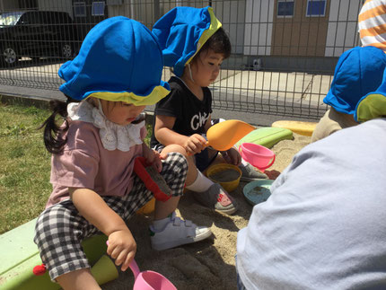 お友達と一緒に型を砂の中に埋め、宝探しのように楽しむ姿もありましたよ！