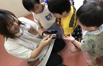 「なす、つるつる！」「ピーマン、へんなにおい！」と、野菜に触れたり、香りを楽しんだりしました！