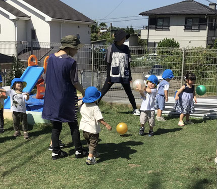 ほしぐみさんは、ボールで遊びました。お友達とボールを投げっこしたり、アンパンマンやバイキンマンの絵の書いてある的にボールを当てて遊びました。