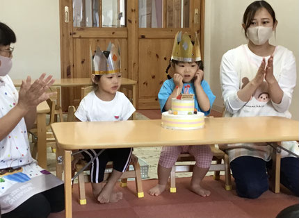 今日は、5月生まれのお友達のお誕生日会をしました。みんなから♪ハッピーバースデー♪の歌とケーキのプレゼント。お誕生日おめでとう！