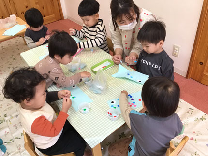 ほしぐみさんはシールや色紙を貼って遊びました。