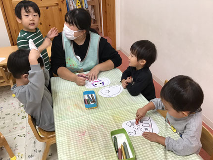 塗り絵はハロウィンの絵になっていて、最近お化けの絵本が大好きな子ども達は「おばけ、ぬる！」「かぼちゃにする！」好きな絵を楽しく選んでいました！