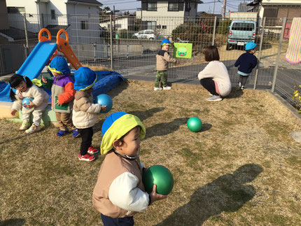今日は、そらぐみさんとひかりぐみさんは、鬼の的にボールを投げて遊びました。