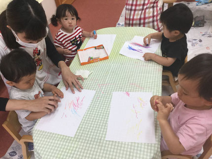 　今日、ひかりぐみさんはお絵かきをしました。クレヨンを使って、たくさん描いていました。