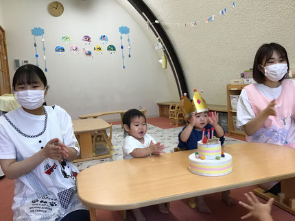 今日は、6月生まれのお友達のお誕生日をしました。みんなから♪ハッピーバースデー♪の歌とケーキのプレゼント。お誕生日おめでとう！