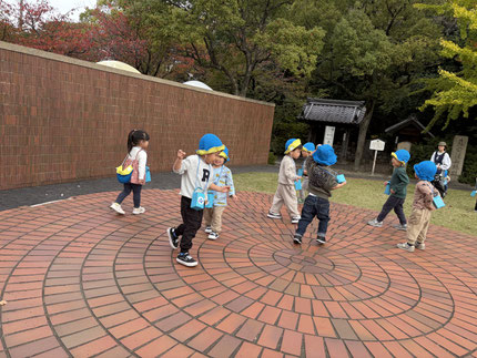 ほしぐみさんは、かわら美術館にお散歩に行きました。丸いステージの上を元気よく走った後、木の葉や木の実、追加で蒔いたどんぐりをみんなで拾いました。