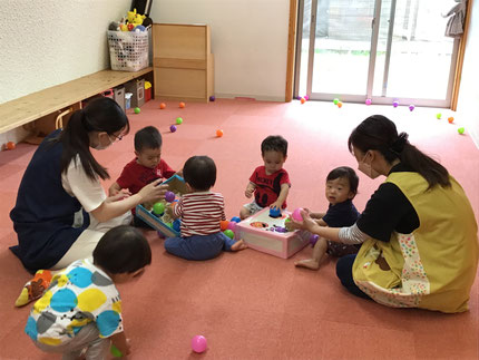 穴にボールを入れると、箱の中がどうなっているか気になって、何回もひっくり返していました！