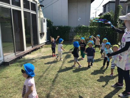 テラスでシャボン玉遊びもしました。「きれいー！」「もっといっぱい出してー」と嬉しそうな子どもたちでした。