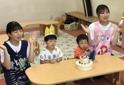 今日は、7月生まれのお友達のお誕生日会をしました。みんなから♪ハッピーバースデー♪の歌とケーキのプレゼント。お誕生日おめでとう！
