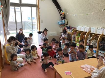「かーげーさーん？」や「あなたはだーれ？」と大きな声で歌ったり、シルエットを見て「バナナ！」「りんご！」と楽しそうに答えていました。