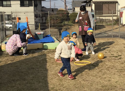 新年が明け、久々に賑やかな声がたくさん聞こえてきました！そらぐみさん、ひかりぐみさんはテラスでボールやフラフープをして遊びました。ボールを転がしてもらい追いかけたり、ポーンと投げて楽しんでいました。