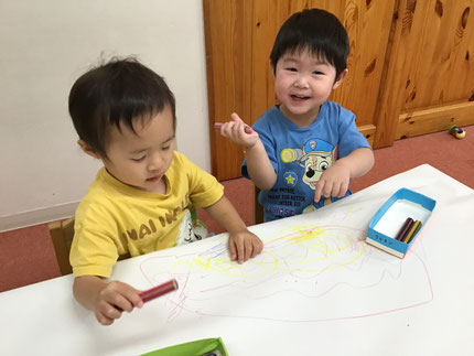 「まる、いっぱい！」「あんぱんまん！」「せんせいかいた！」と嬉しそうに教えてくれました。