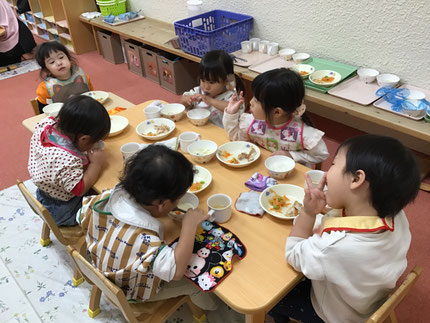 今日の給食はごはん、タンドリーチキン、にんじんともやしのソテー、豆乳スープでした。