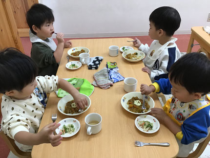 給食はハロウィンカレー、ブロッコリーサラダ、バナナでした。