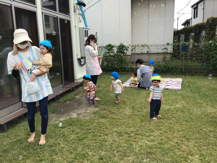 ひかり組さんとそら組さんはシャボン玉で遊びました。一生懸命走ってシャボン玉を追いかけて、嬉しそうにパチン！と手で捕まえていました！