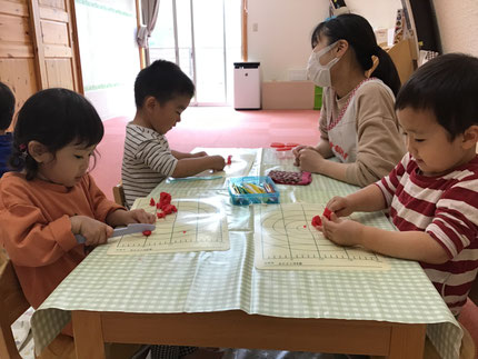 ほしぐみさんは粘土遊びをしました。好きな粘土べらを選んで包丁のように粘土を切って遊びました。