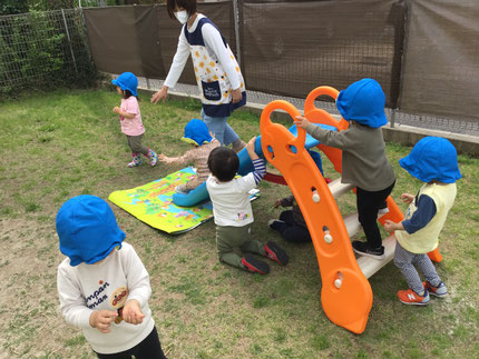 今日は、ほしぐみさんは滑り台で遊びました。とても楽しくて何回も滑っていました！「ダンゴムシいたよ！」と見せてくれる子もいました。