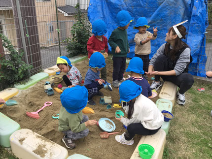 ほしぐみさんは、砂場や追いかけっこをして遊びました。「ゼリーできたよ！」「ケーキつくろう！」「でんしゃ、こっちにはしるね！」と、みんな楽しそうに遊んでいました。