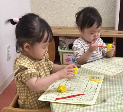 粘土を持って揉んだり、ヘラで刺したりして感触を味わっていました。形が変わると面白いね。