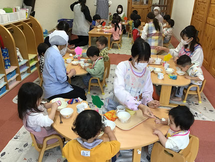 給食のメニューは三食花丼、ツナとじゃがいものカレーソテー、菜の花のすまし汁、ももゼリーでした。