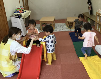 先生と手をつないで「カンカンカン！」と踏切になって楽しんでいる子もいました！