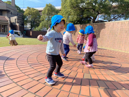 ステージの上で走り回ったり、ジャンプしたり楽しそう！