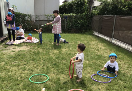 今日は、そらぐみさんとひかりぐみさんはフラフープとシャボン玉で遊びました。転がるフラフープを追いかけたり、シャボン玉を追いかけて元気よくテラスを走っていました。