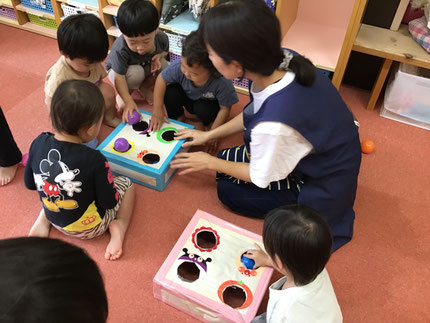 ほしぐみさんはボールで遊びました。アンパンマンやバイキンマンの口に「いっぱいたべてね！」とたくさんボールを入れていました。